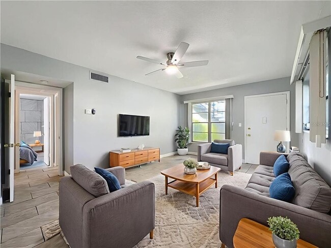 Building Photo - 825 N Primrose Dr
