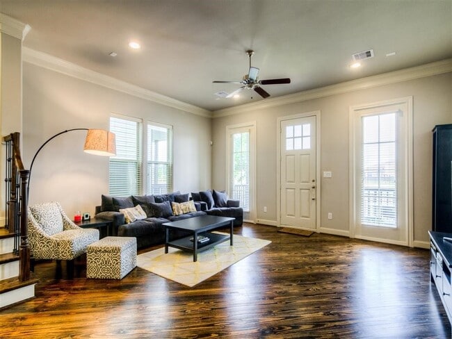 Foto del edificio - 8740 Kempwood Dr