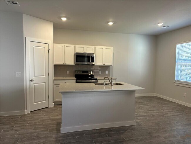 Building Photo - 16950 Lantana Loop