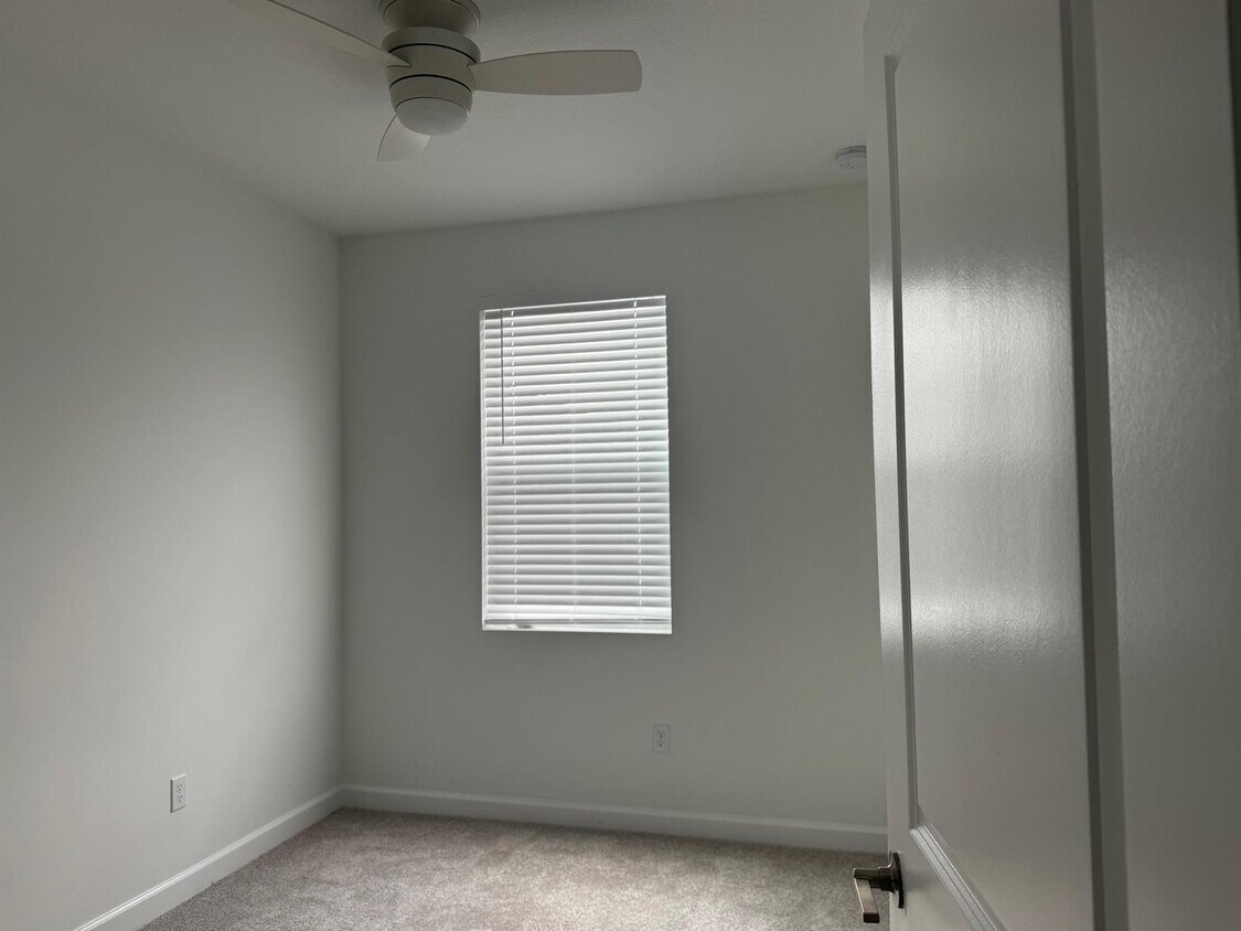Foto principal - 4663 Hollister Ave