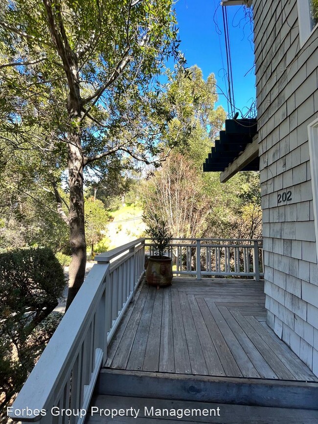 Building Photo - 3 br, 2.5 bath House - 202 College Ave