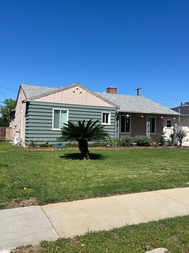Foto del edificio - Home with a Cabin Style Family room and backyard Oasis