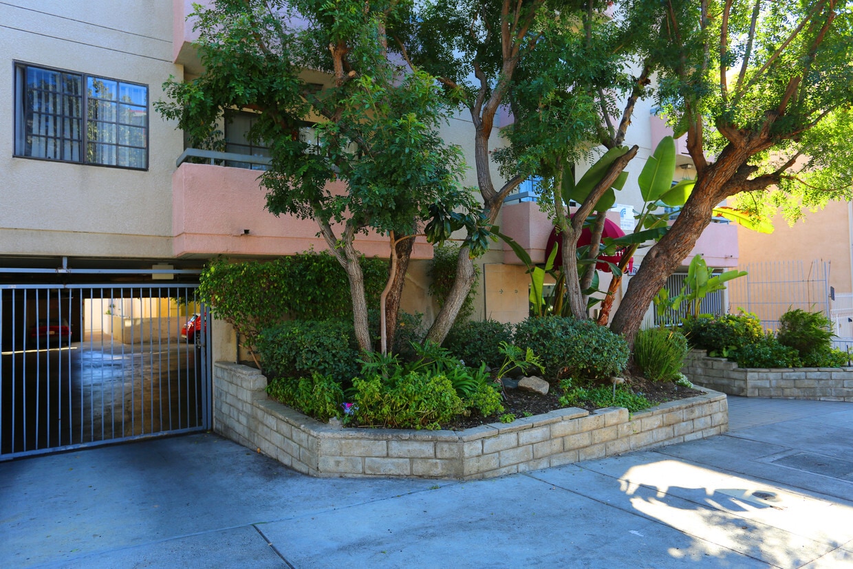 Building Photo - 1626 N Poinsettia Pl
