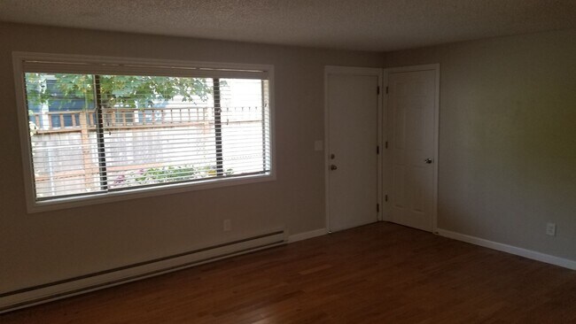 Building Photo - Spacious apartment in the heart of Hawthor...