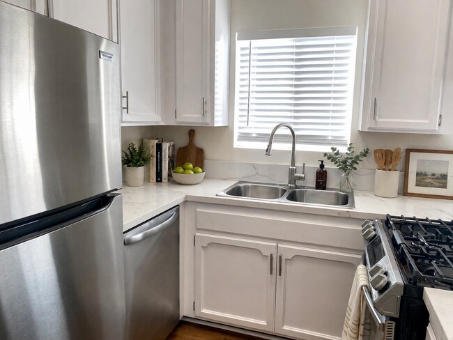 Foto del edificio - Upstairs 2BD Apartment Home! Great PB Location! Garage! AC!