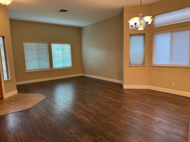 Foto del edificio - Beautiful single level corner lot