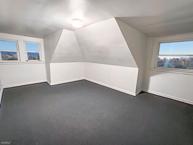 Foto del edificio - 1 br, 1 bath Triplex - 1400 Main Street 3