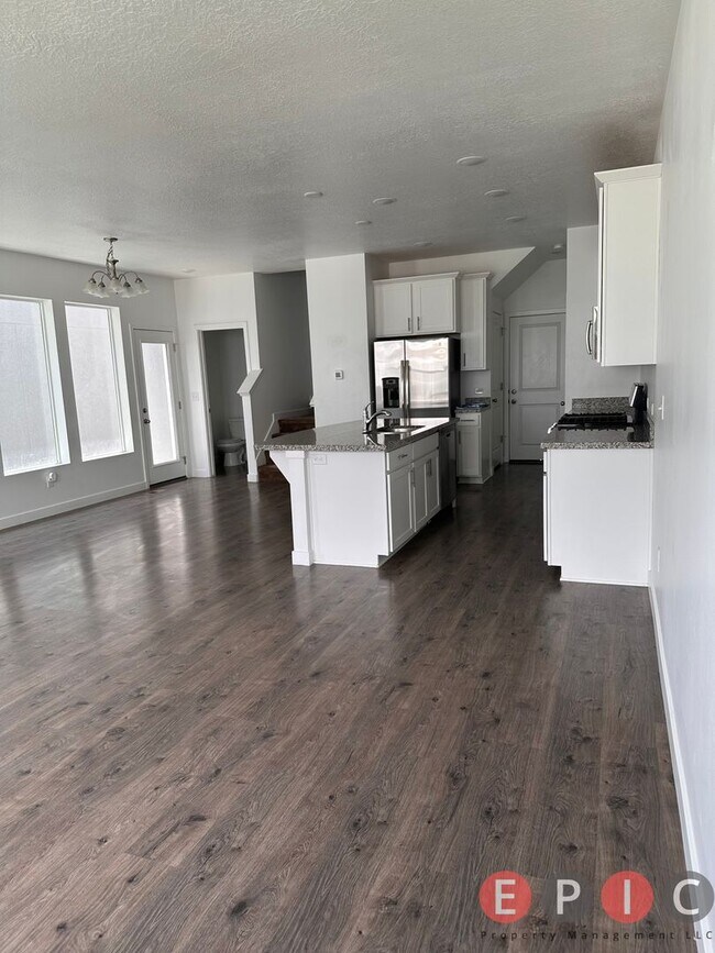 Building Photo - Beautiful Home in Lehi