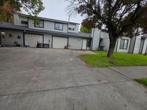 Building Photo - 2004-2004 E Chelsea Ct