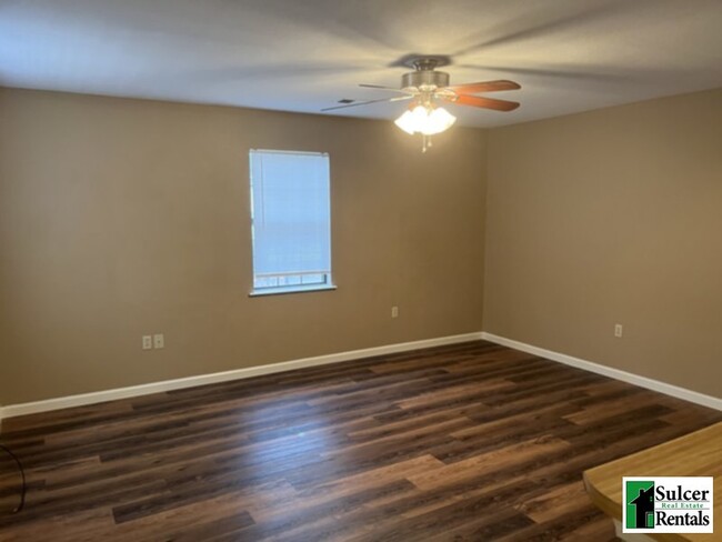 Building Photo - 3 Bedroom 2 Bath with plenty of space!