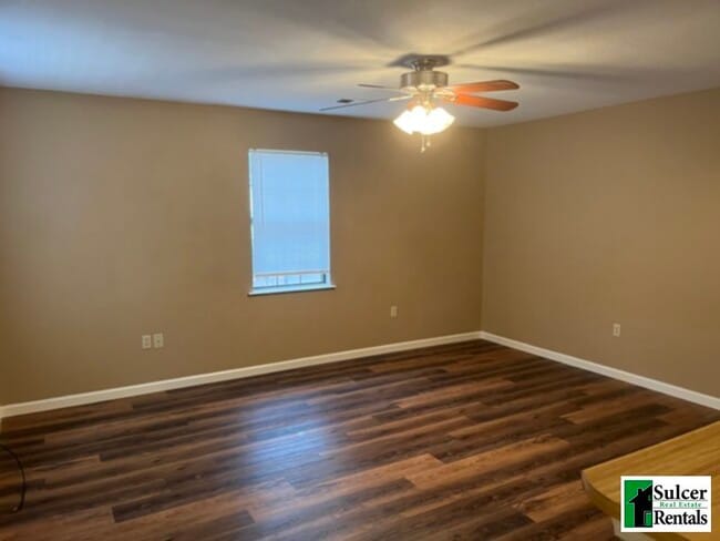 Building Photo - HOUSE: 3 Bedroom 2 Bath with plenty of space!
