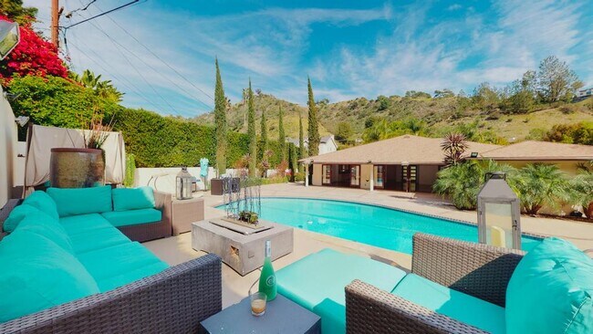 Building Photo - 1727 San Ysidro Dr