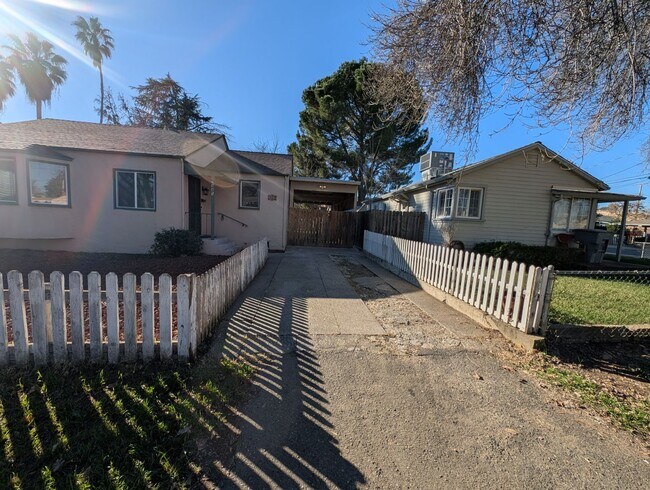 Building Photo - 3 Bedroom 1 Bath Near Redding Library