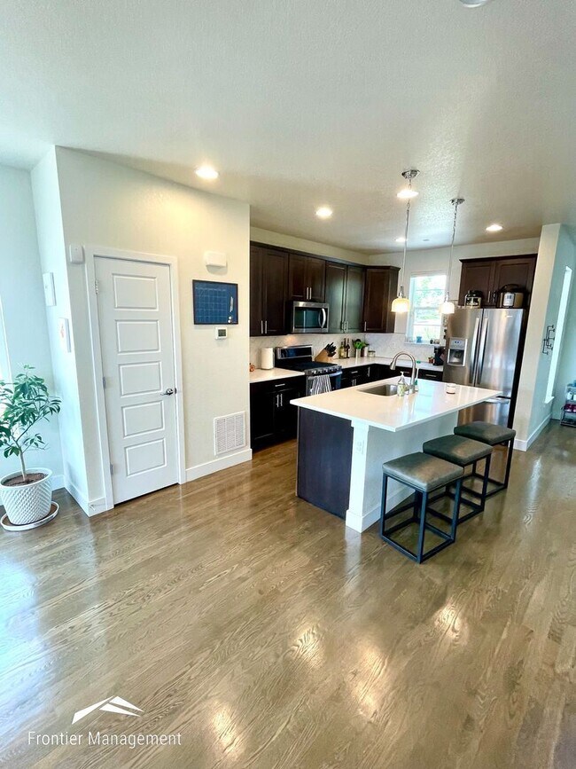 Building Photo - 2 br, 2.5 bath House - 8991 Yates Dr.