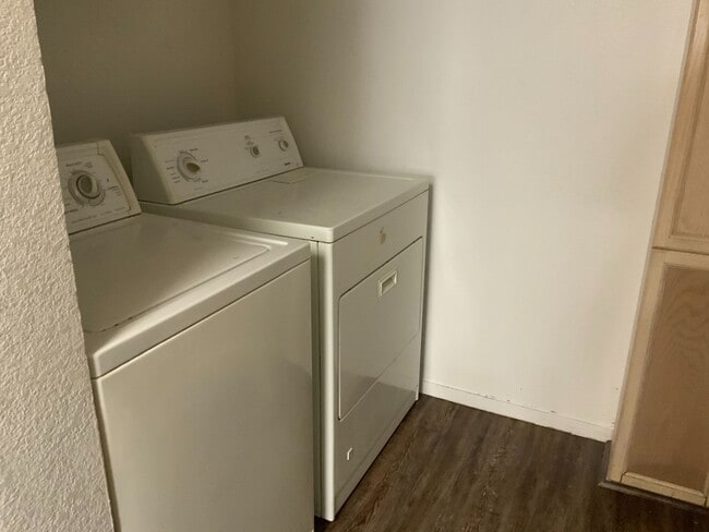 Building Photo - Lovely 3 bedroom town home with attached g...