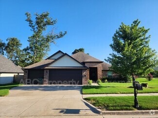 Building Photo - 5009 E Truman Ln