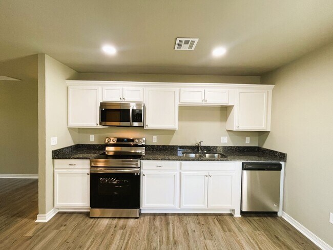 Building Photo - Cozy Home Near Shopping and Highway Access!