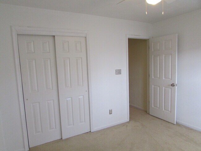 Building Photo - 860 Whistling Swan Dr