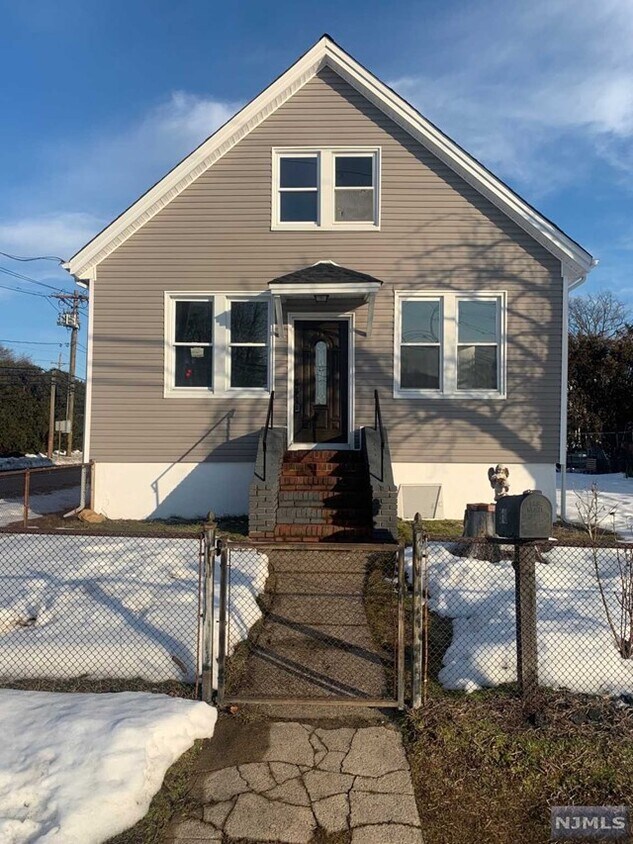 Primary Photo - 533 Dewey Ave