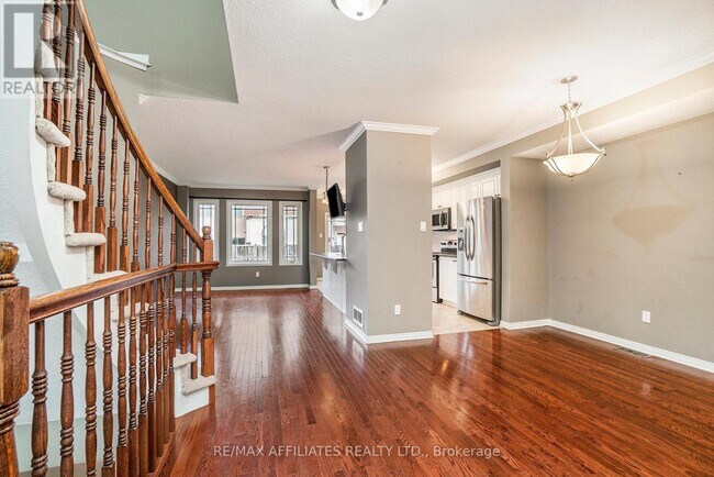 Photo du bâtiment - 714 Regiment Ave