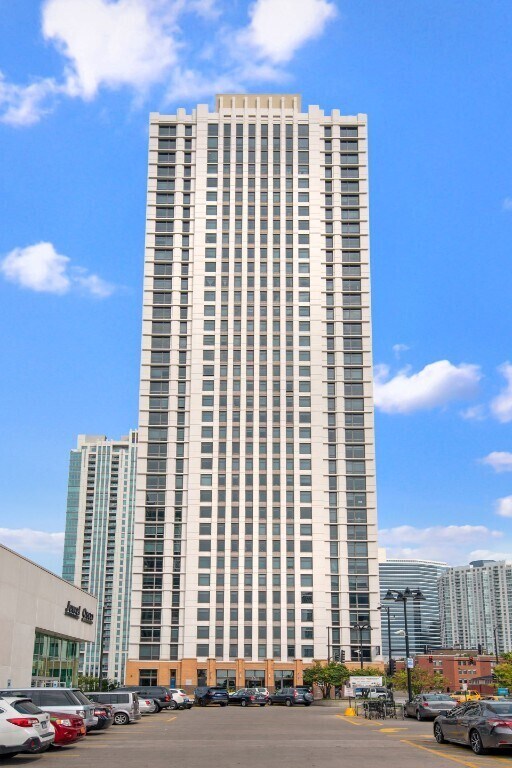 Building Photo - 348 N Desplaines St