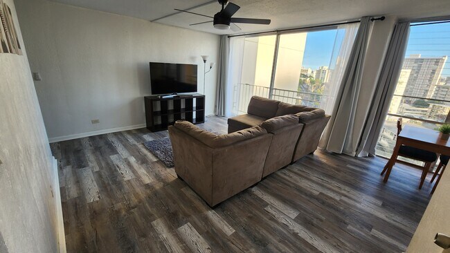 Building Photo - 1702 Kewalo St