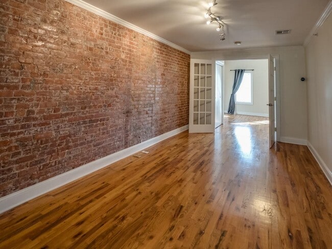 Building Photo - 206 6th St