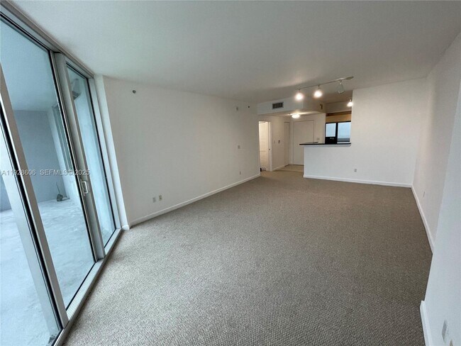 Foto del edificio - 325 S Biscayne Blvd