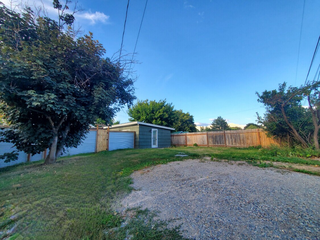 Building Photo - 1104 6th St W