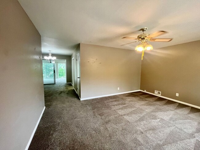 Photo - ** Move in Special** 3 bed 2 bath Ranch w/... House