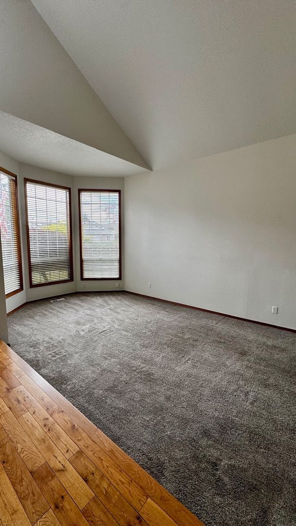 Foto del edificio - Wilsonville 4 Bedroom Home Available Now! Great Location – Spacious Floor Plan!