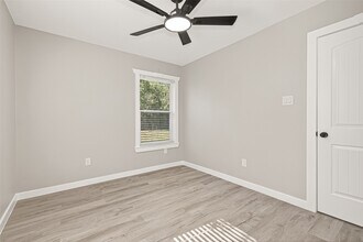 Building Photo - 10531 Royal Oaks Dr