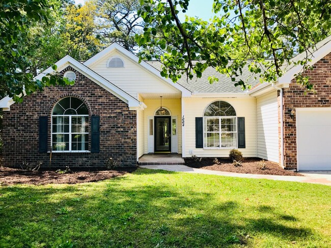 Building Photo - 4 bedrooms, outdoor privacy and over 2,000...