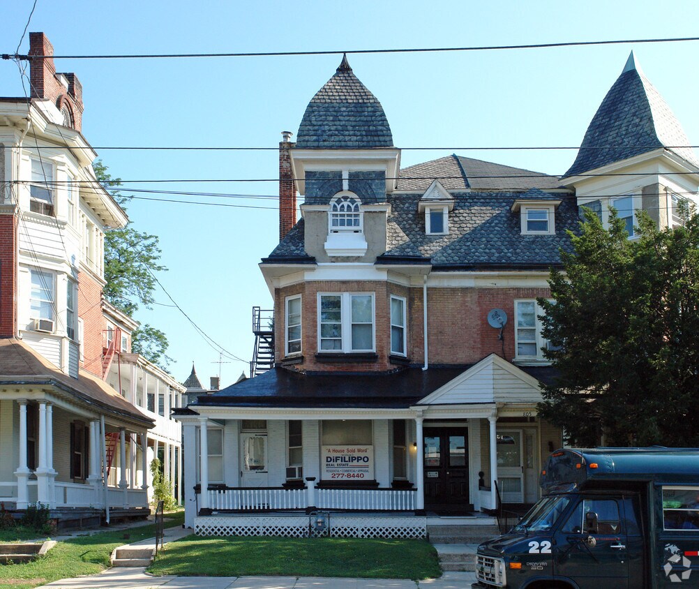 Foto del edificio - 807 W Main St