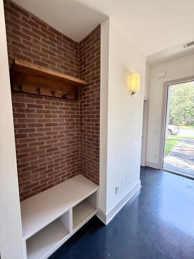 Building Photo - 3 bedroom/3.5 baths/ 12th S