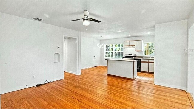 Building Photo - 2712 Parkland Dr