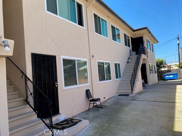 Building Photo - 1131 N Kenmore Ave