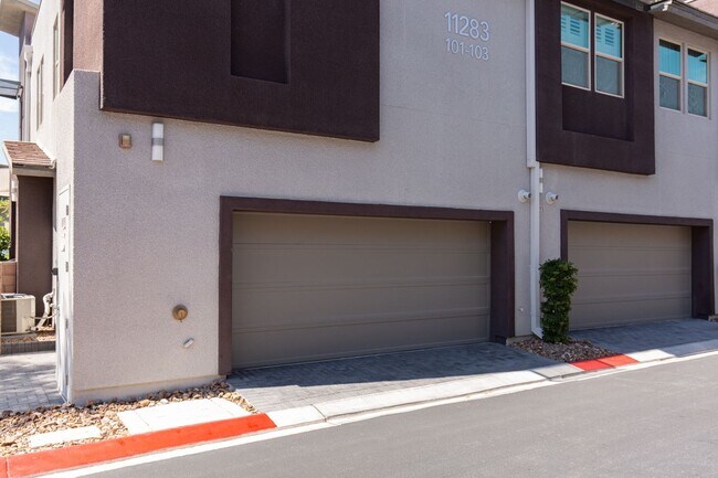 Foto del edificio - Fully furnished luxury townhome in Affinit...