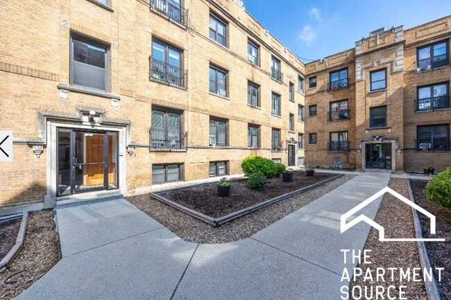 Building Photo - 732 W Roscoe St