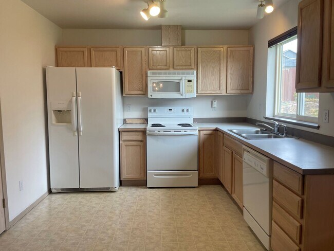 Building Photo - Now renting 3 bedroom House