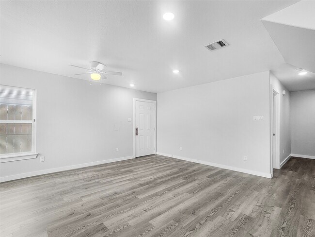 Building Photo - 8217 Crestview Dr
