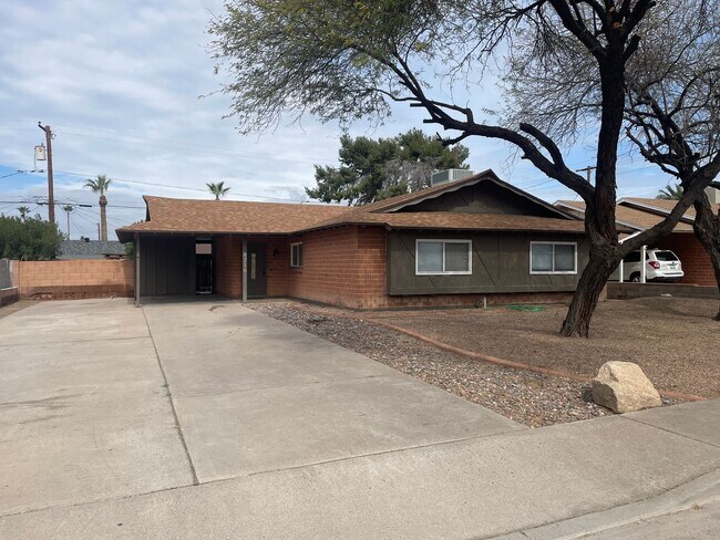 Building Photo - Scottsdale Single Level 3 Bedroom House Wi...
