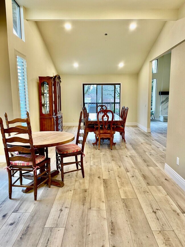 Building Photo - 109 Winding Canyon Ln