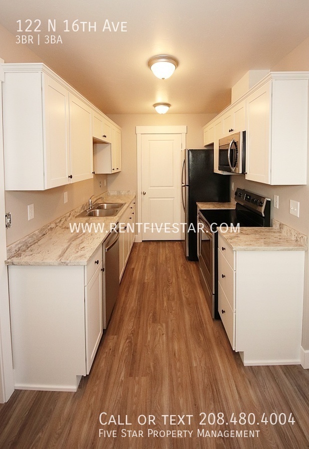 Foto del edificio - New 3 Bedroom 3 Bathroom Townhome Built 20...