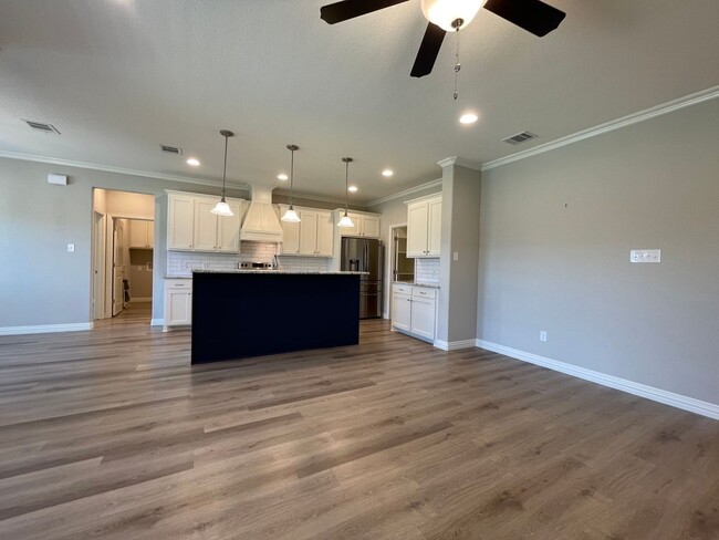 Building Photo - AVAILABLE NOW 3 BEDROOM 2 BATH WITH OFFICE...