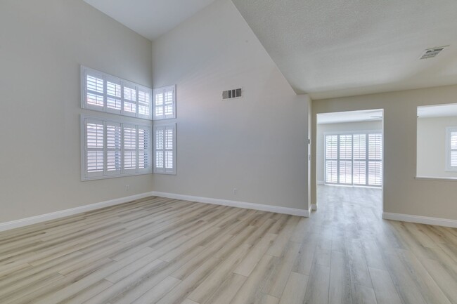 Foto del edificio - Beautiful 4-Bedroom Home Near Downtown Sum...