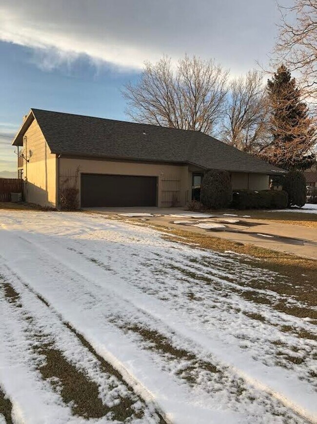 Building Photo - Spacious Home with Large Yard and Few Neig...