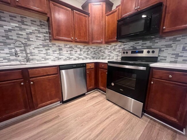 Building Photo - RENOVATED SPACIOUS 3bd / 2.5bath TOWNHOME