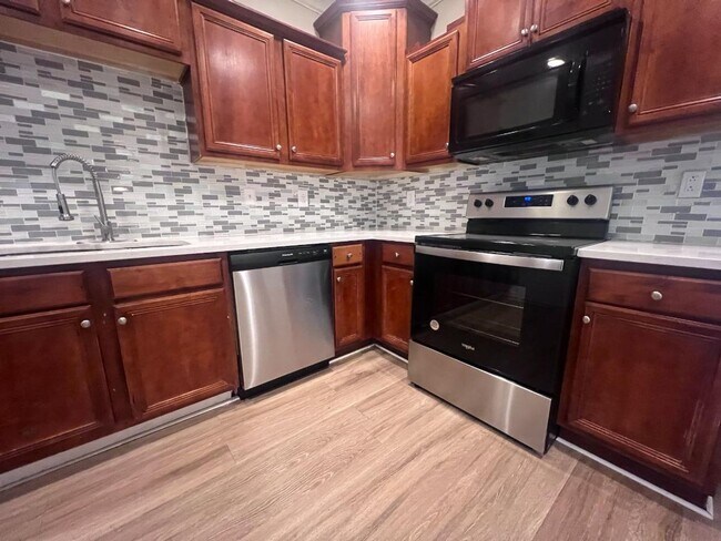 Foto del edificio - RENOVATED SPACIOUS 3bd / 2.5bath TOWNHOME