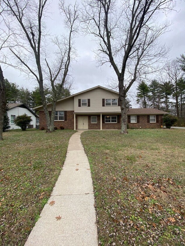 4 br, 2 bath House 319 E Northfield Blvd. House Rental in